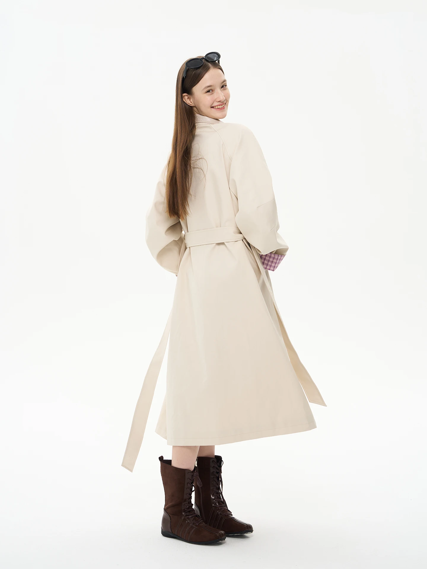 4月の服装 50代に着るコートはいつまで？レイヤードで軽やかに過ごすベストな選び方とは？