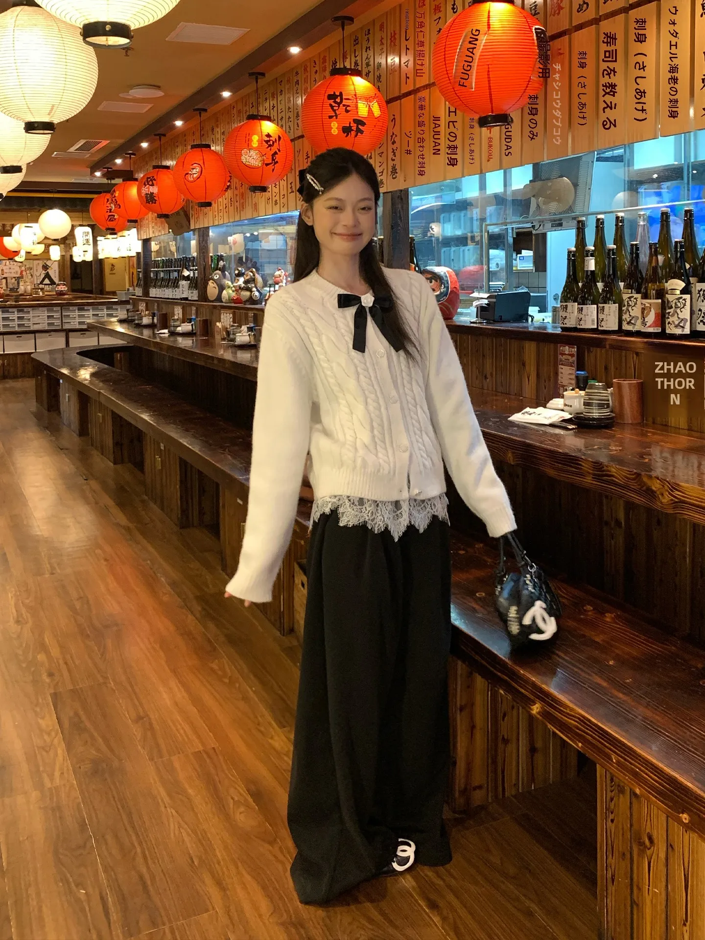 20代後半女性が冬の通勤に選ぶべきトップスは？黒と白のレースレイヤードトップスが解決するリアルな悩み