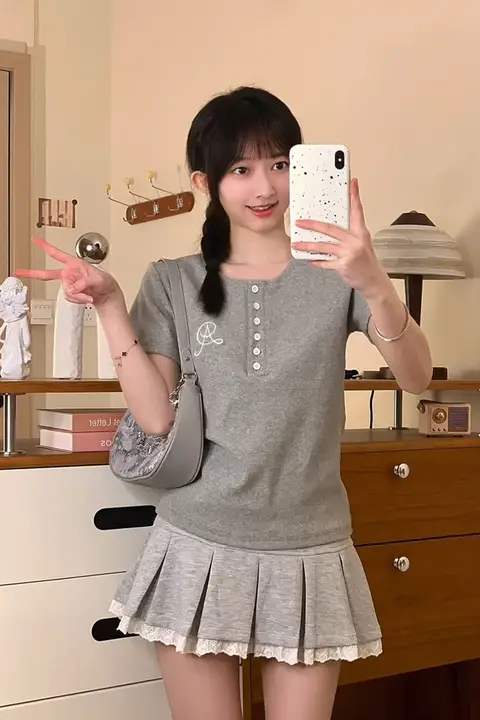 立体ボタンデザインのラウンドネックTシャツ【刺繍・ショート丈・フィット感】