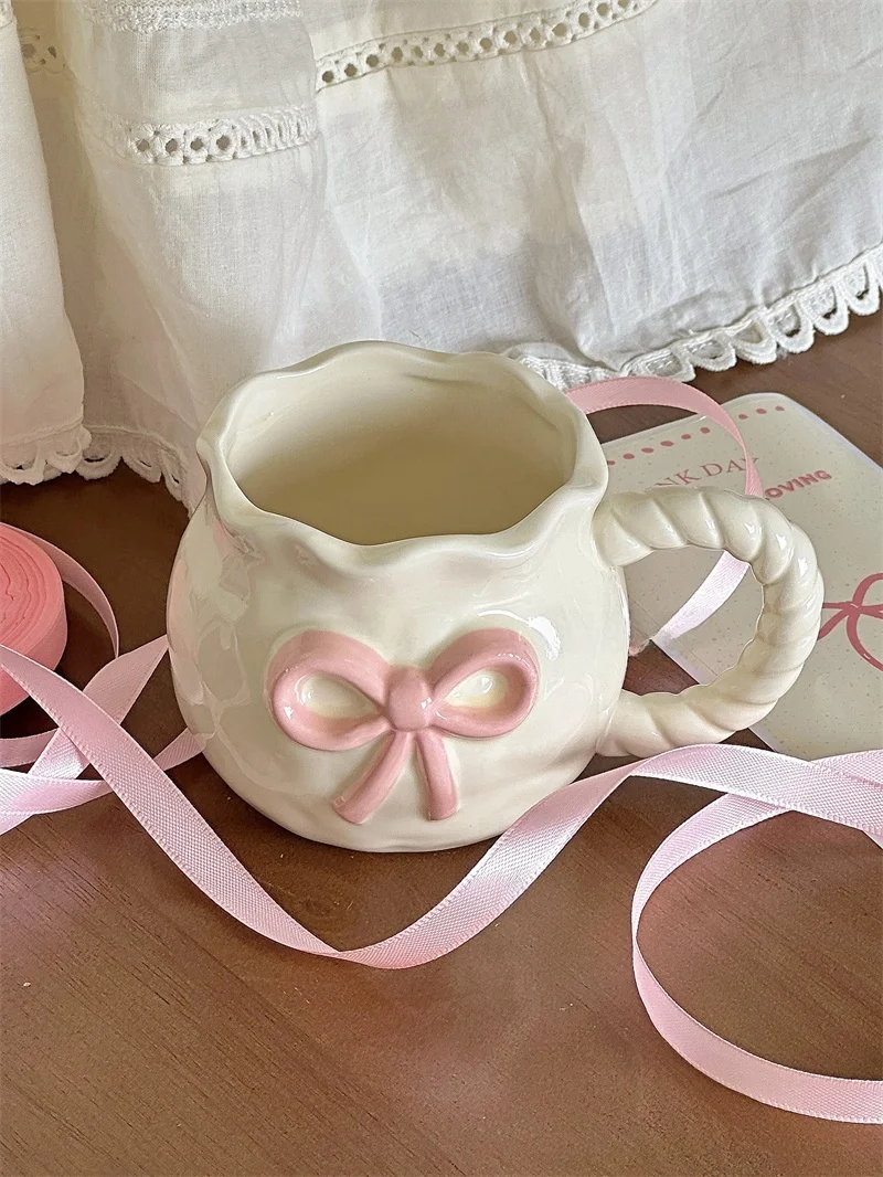 不規則デザインの手作り浮彫りピンクリボン陶器カップ【コーヒー用・学生向け】