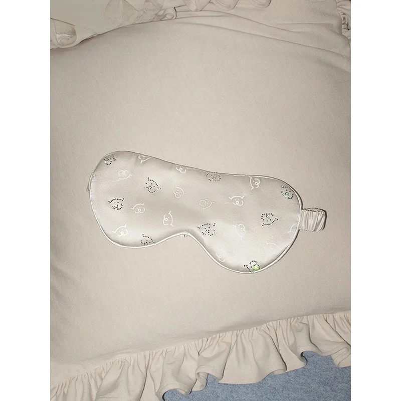 ほっこりアイマスクを選ぶべき理由は？心地よい眠りをサポートする「犬刺繍のシルクマスク」がおすすめ