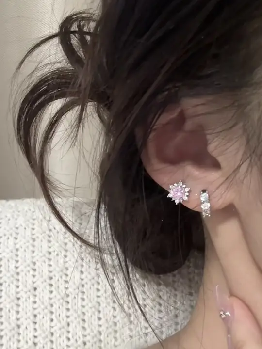 ミルキーウェイデザインの煌めく雪花ジルコニアピアス【チタン製・高級感・耳骨用・耳厨用】