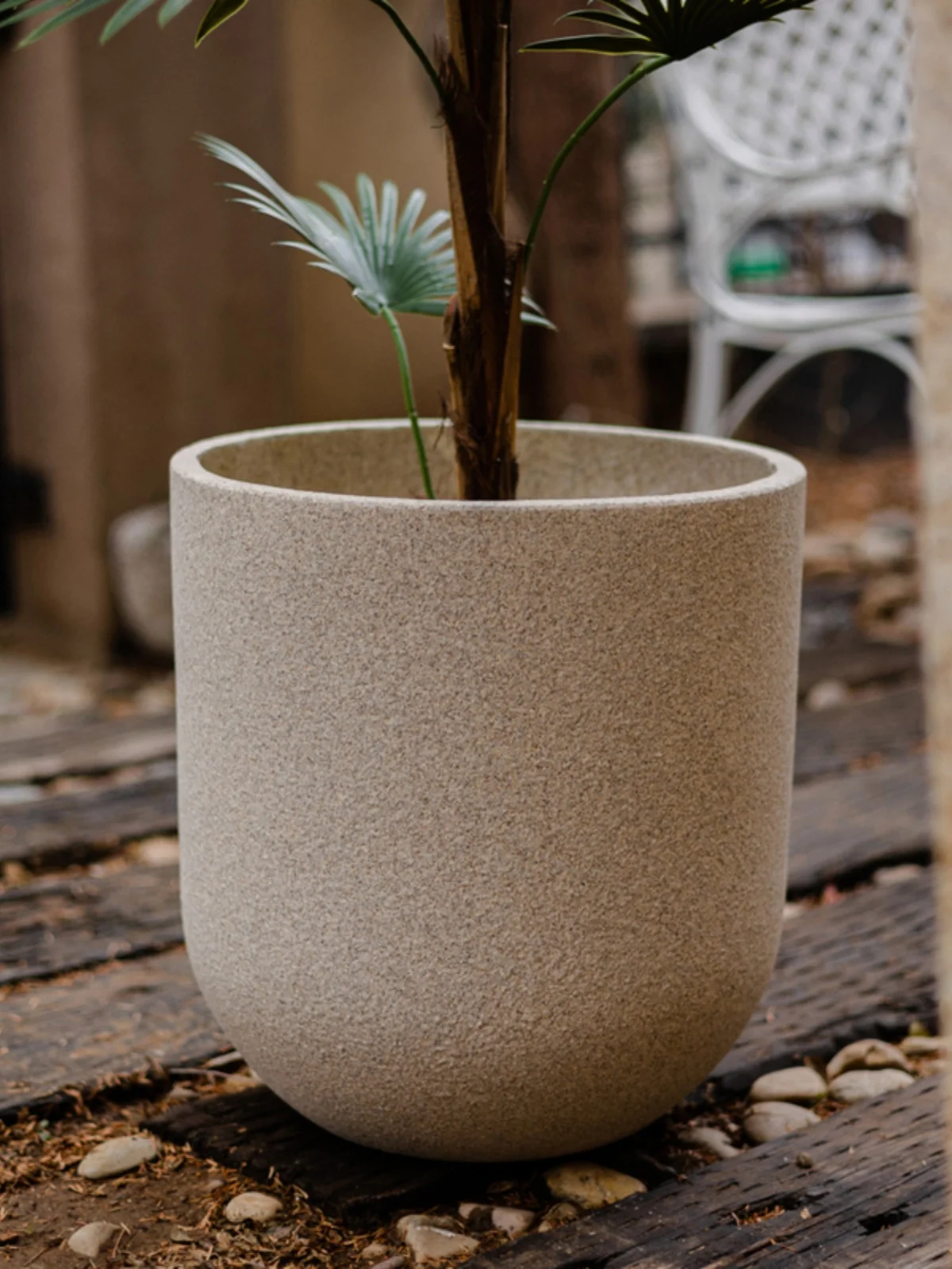 モダンデザインの陶器プランターでほったらかしで咲く花を育てる方法