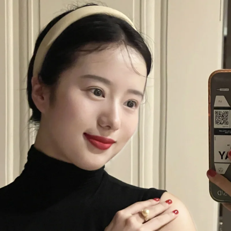 通勤の毎日で頭に「何をつけるか」が悩みになるなら、このヘアバンドが救う