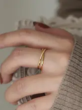 美しい輝き！ジルコニアクリスタル交差リング【個性的なデザイン・女性用・贈り物に最適】