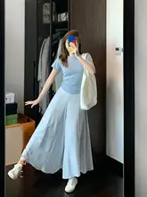 淡い青色のフィット感あるニット短袖とゆったりとしたワイドレッグパンツ【フレンチスタイル・体型カバー・セットアップ対応】