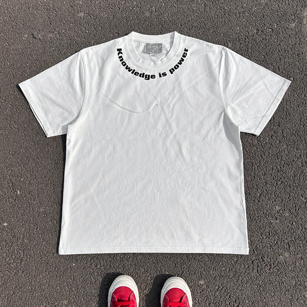 「tシャツ 形」がきれいに見える理由は？背中や首よれに悩む人のための弧形デザイン解説
