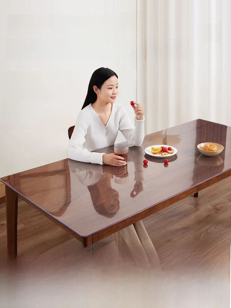 一人暮らしのテーブルに何を置くべき？防水・撥油のPVCマットが解決する悩みとは