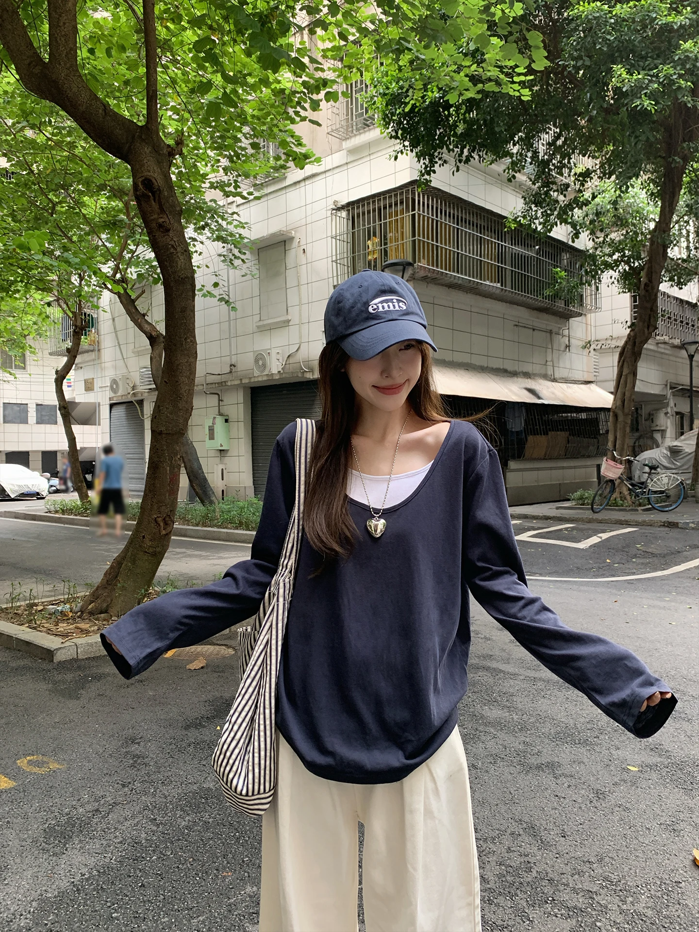 「tシャツ ロンt 重ね着 レディース」で失敗しない着こなしは？カラーブロックの長袖Tシャツが解決する