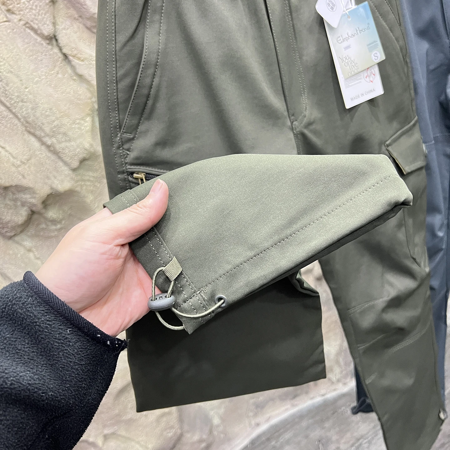 カーゴパンツ メンズ コーデ 完全ガイド｜通勤・日常で失敗しない選び方