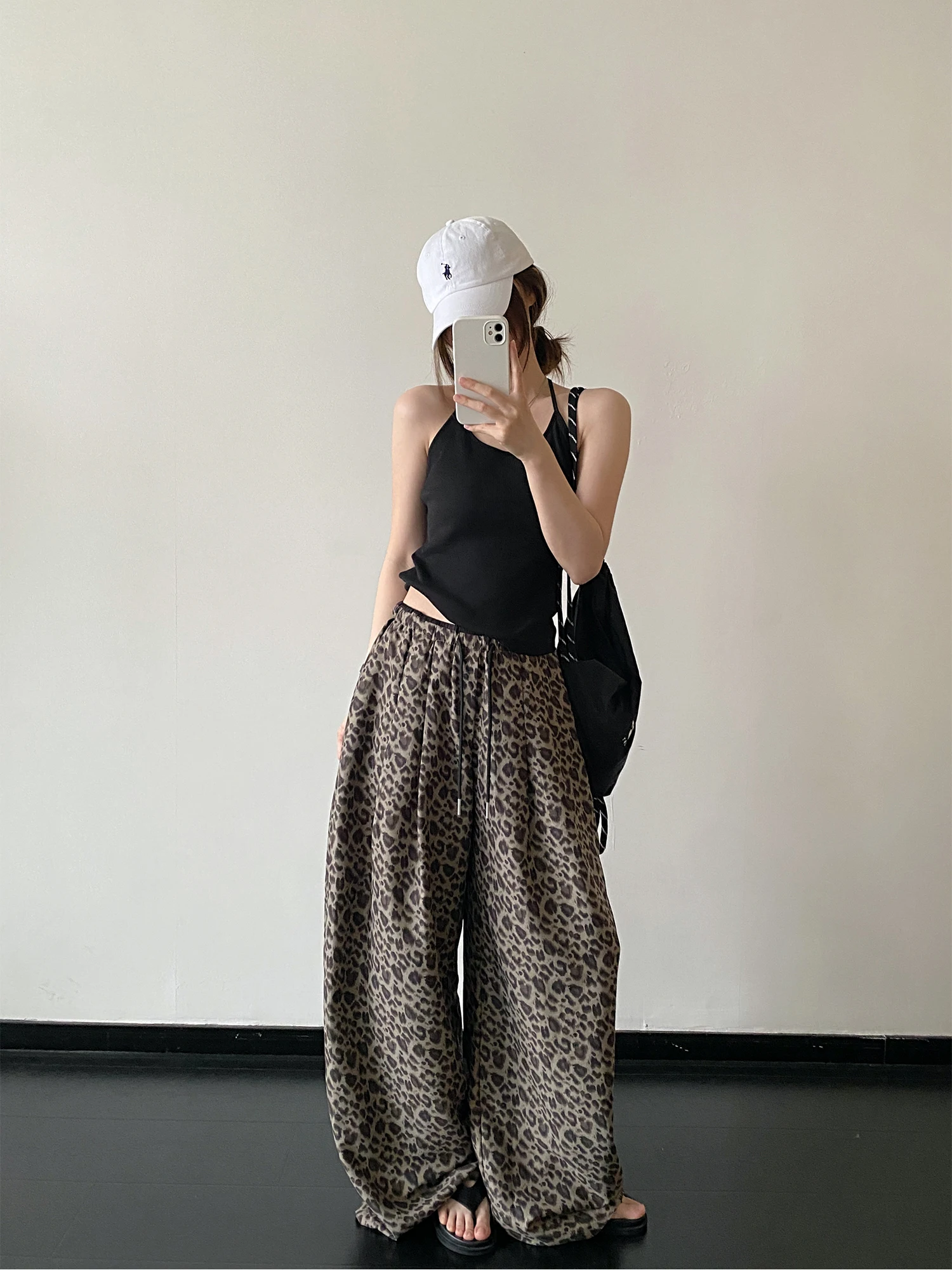 楽なパンツ レディースは、本当に「楽」に着られるのか？