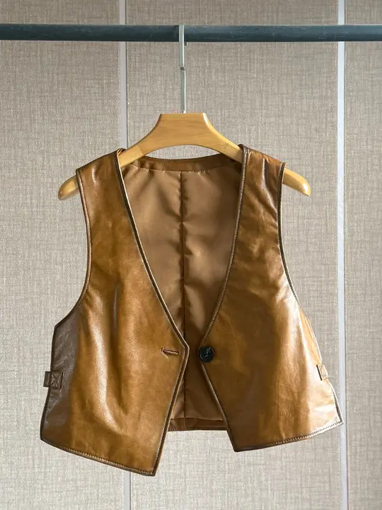 ラムレザー製 レディース ベスト【Vネック・斜めボタンデザイン・スリーブレス・フィット感あり】