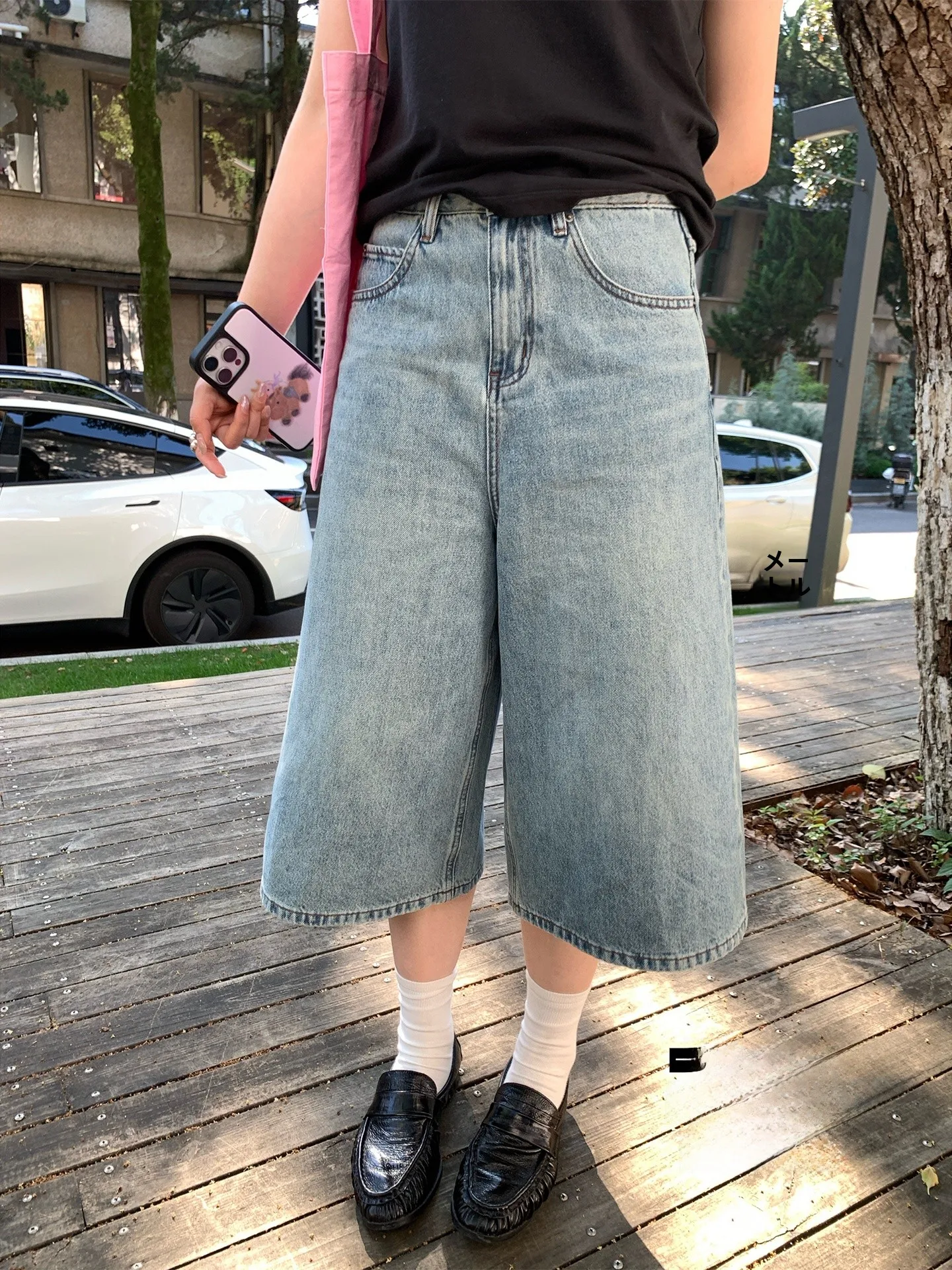 30代のカジュアルファッションで悩むなら、この夏の水洗いブルーデニムパンツが救いになる？