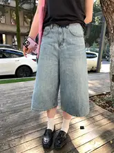 したスタイリッシュな夏用水洗いブルーの七分丈ワイドデニムパンツ
