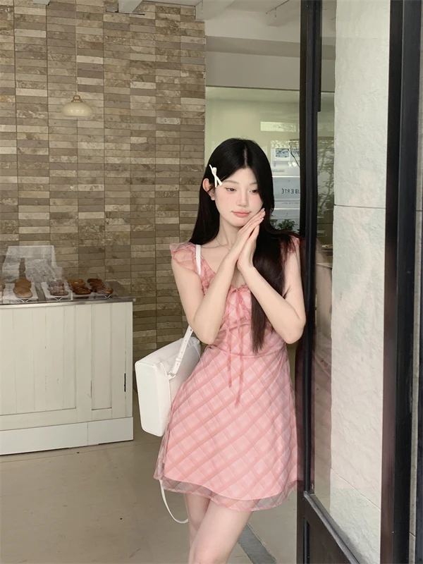 ピンクVネックの網目付きチェックワンピース【夏用・ウエストマーク・柔らかいデザイン】