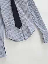 デザイン感ある学院風仕立てのストライプシャツ【フィット感・ロングスリーブ・リボン付き】