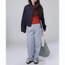 ブルー縦縞のフィットワイドレッグパンツ【通勤向け・ヴィンテージスタイル】（セットアップ対応）