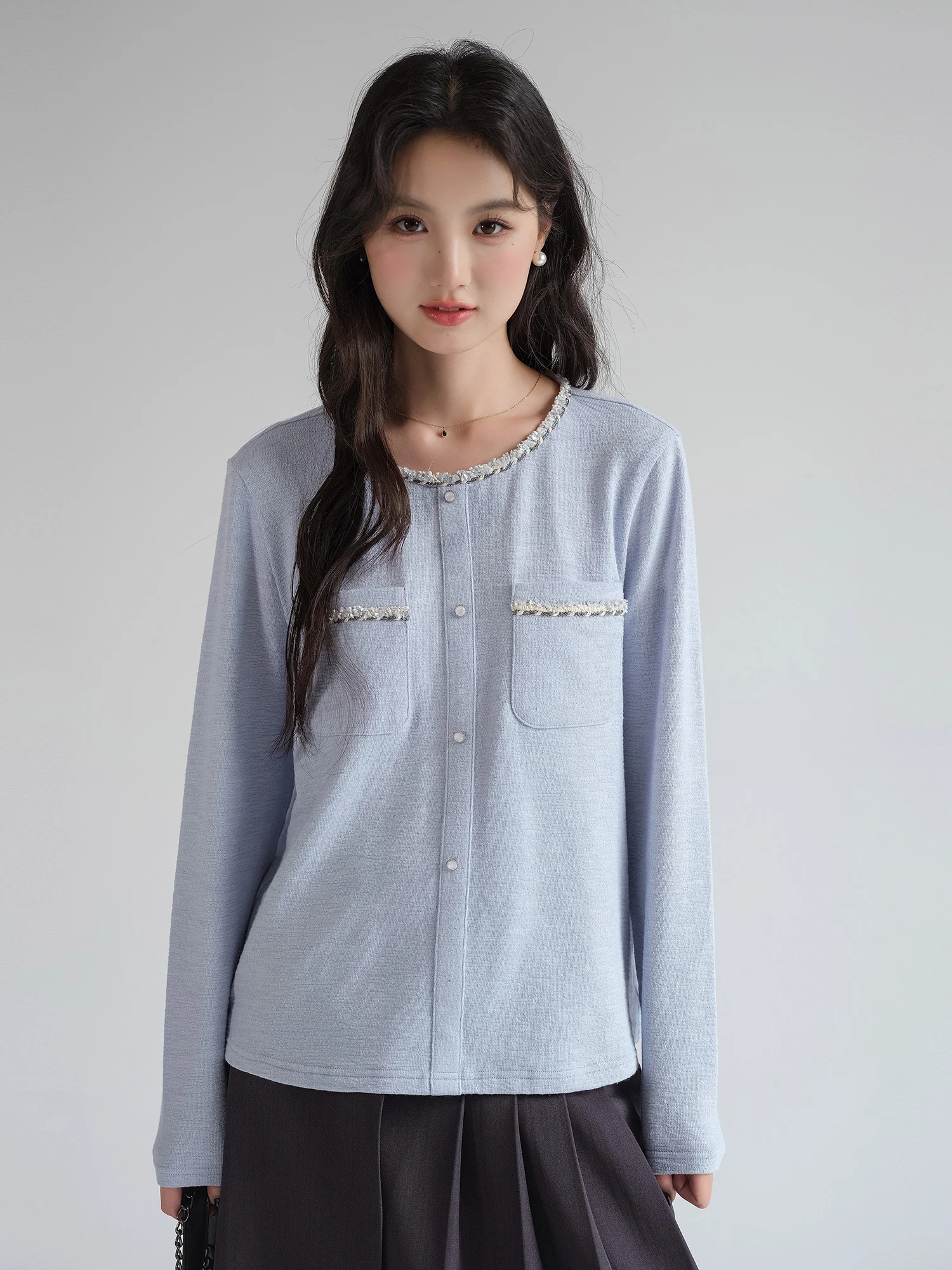 エlegantな長袖Tシャツ：コットン混紡素材で通勤シーンに最適なカジュアルスタイル