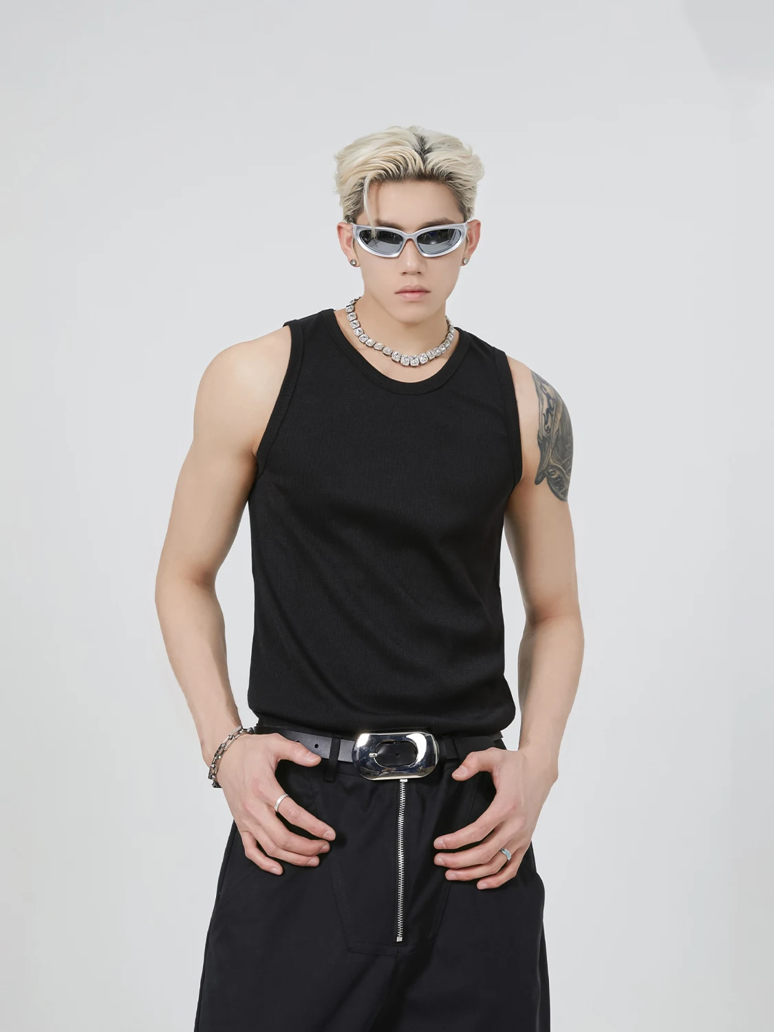 カットオフ tシャツは本当に必要？シンプルなノースリーブTシャツで夏のスタイルを変える方法
