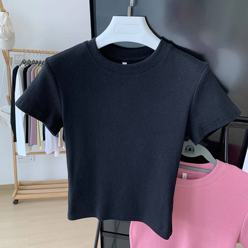 シンプルで合わせやすい黒のリブ編みショルダー短袖Tシャツの特徴と実用性