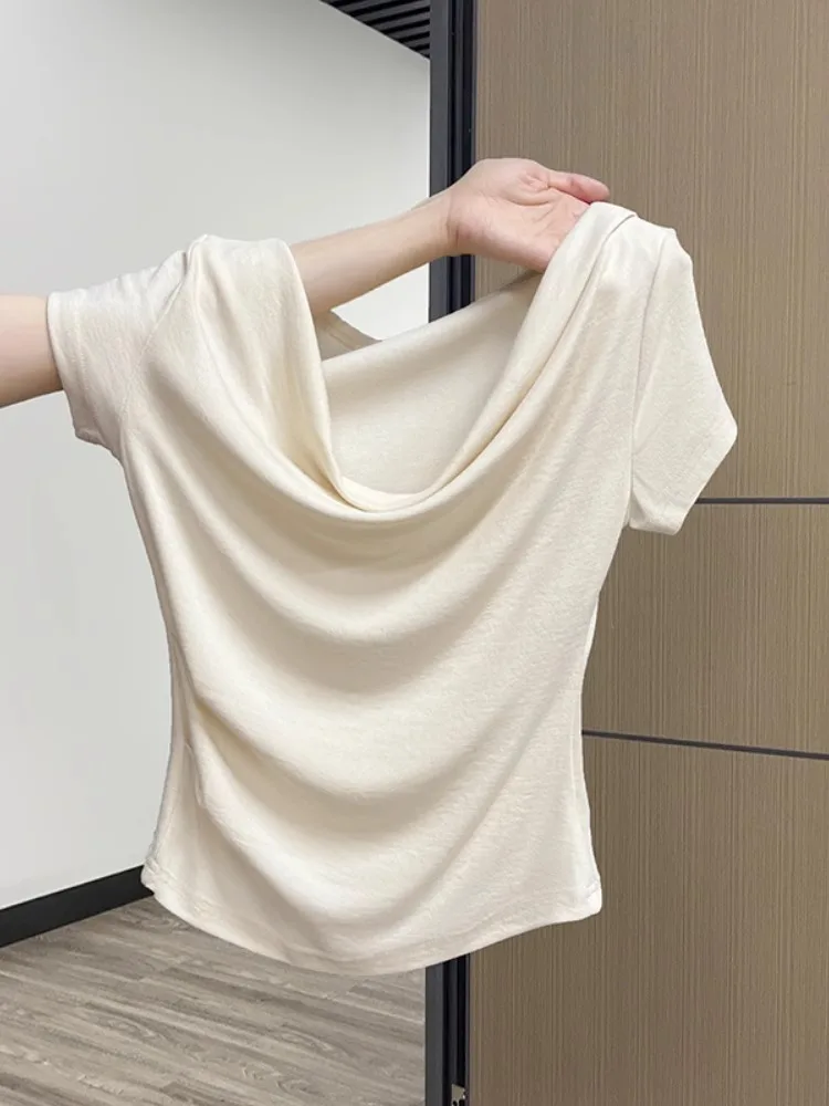 50代ファッションに合うワンショルダーTシャツの選び方 | ミントグリーンとピンクの色使いとウエストシェイプ