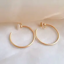 シンプルなサブゴールドレトロ フープイヤリング ワンピース回転