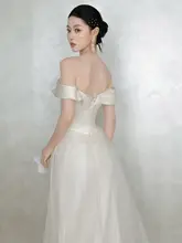 シンプルで上品なデザイン！オフショルダーの白色ウェディングドレス【サテン生地・高級感・個性的】