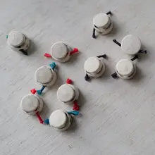 グレー白色の二孔ドローコードボタン【穴あけ不要・英国製】