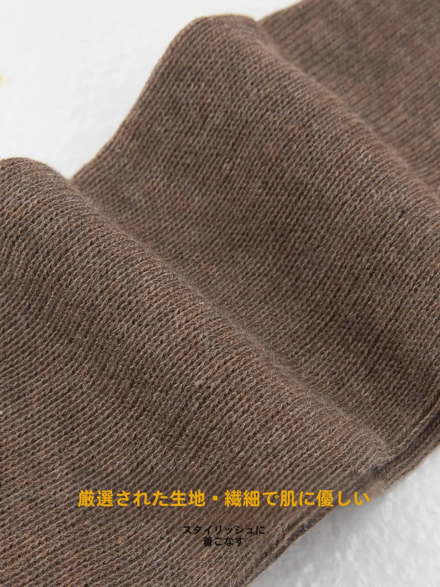 グレーのストライプ柄ロングソックスはどの年齢層に人気か？