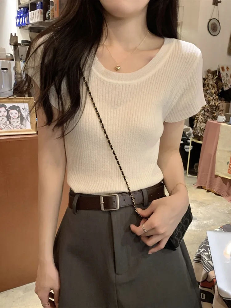 夏の通勤にぴったりな「低めのネックラインニットTシャツ」は、何度から使えるの？