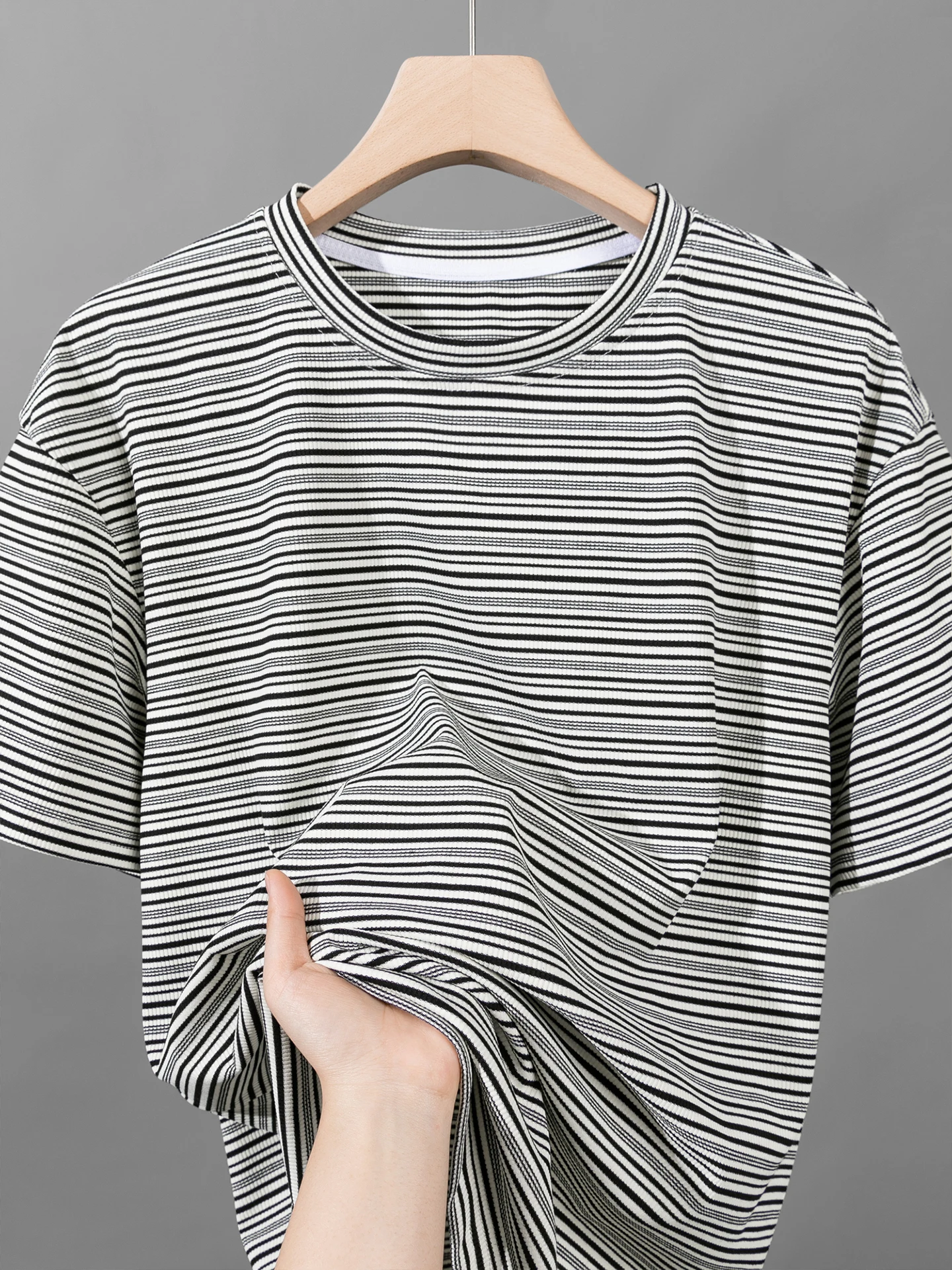 メンズ ストライプ柄 Tシャツ はどんな場面で着用するのか？リアルな使い方と選び方を解説