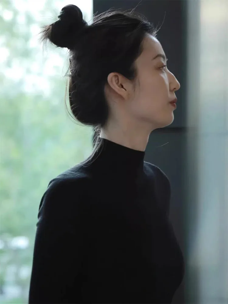 大人可愛い服 50代コーデの秘密：厚手ハイネックニットで自然な可愛さを実現