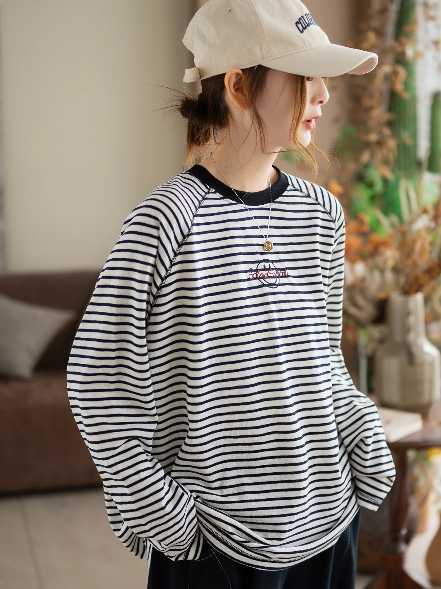 刺繍入りストライプデザインの春用ルーズフィットレディースインナー
