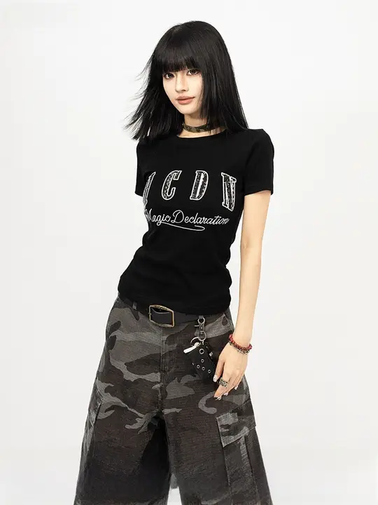 ヴィンテージスタイルの刺繍ロゴ半袖Tシャツ【ブラック・レディース・夏用・タイトフィット】