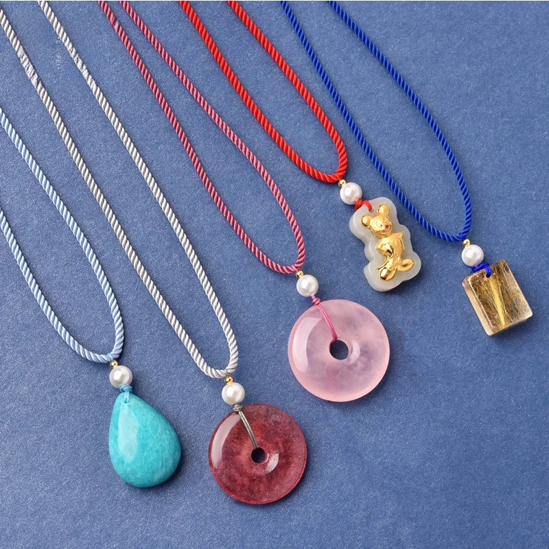 ハンドメイドの編み込みペンダント用ストラップ：水晶・玉石・翡翠・黒赤の紐とは