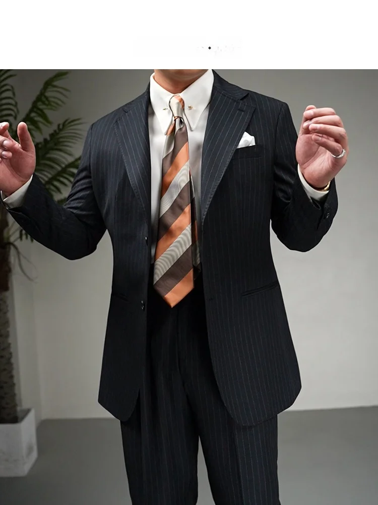 スーツ姿 男性 に合う「ストライプデザインのブレザー」は、どう選ぶ？