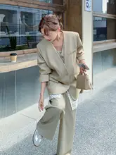 カキー色の高級感あるカジュアルスーツ【ワイドパンツ・レース切替ベスト・春用】（セットアップ対応）