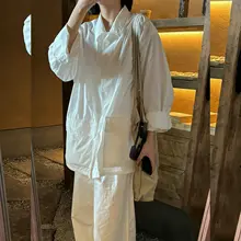 シンプルで洗練されたデザインの白シャツとワイドパンツ【ゆったりした大きいサイズ・通勤用・春向け】（セットアップ対応）