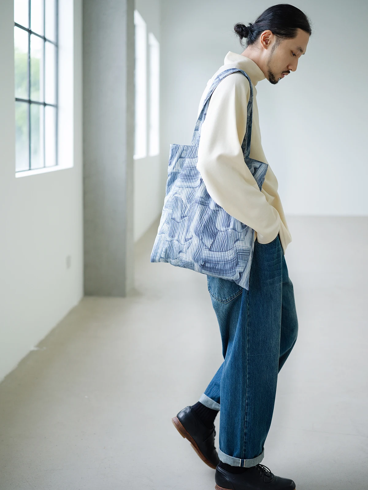 海波紋筆刷印花の白鴨絨羽絨刺繍トートバッグ：2024冬の復古風デザインと実用性のバランス
