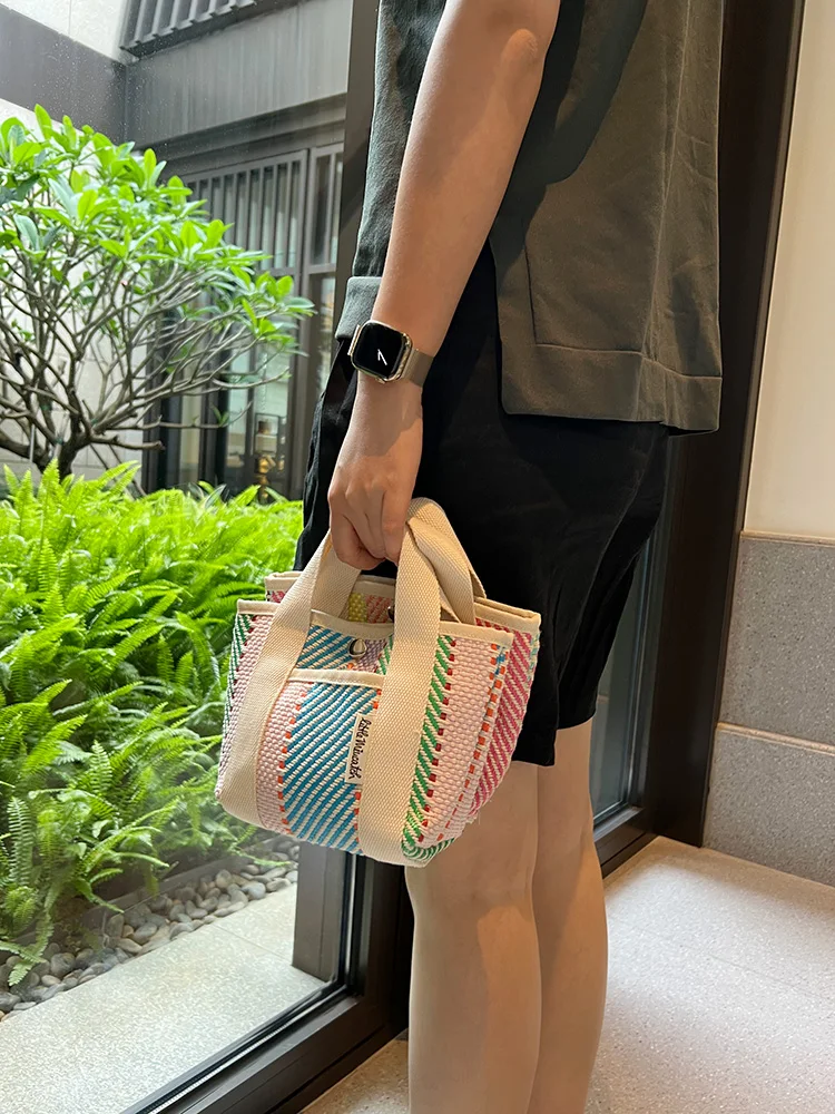 カラフルな編み込み手提げバッグ【ストライプ・小型・カジュアル】：おしゃれで軽いエコバッグの実用性と選び方