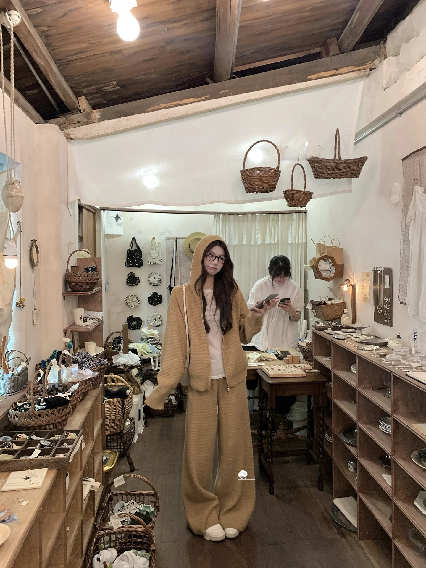 30代女性の春先に着るべき「ゆったり感」が今流行る、パーカーとパンツのセットアップは？