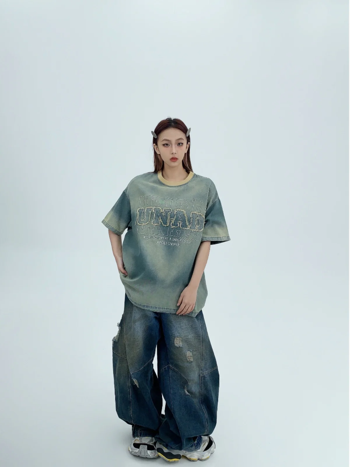 ビンテージ風刺繍デザインのデニムTシャツ：夏用オーバーサイズの実用性とデザイン特徴