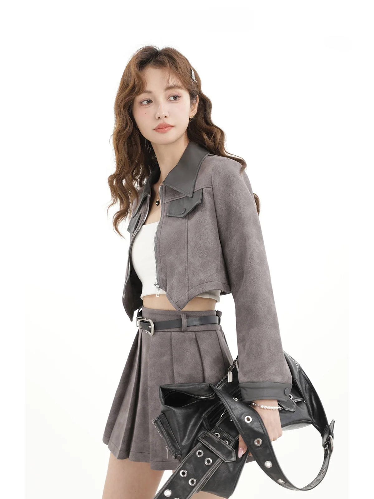 2月に着る軽いレディースコーデは、これで解決！？春にぴったりのジャケットとプリーツミニスカートのセットアップ