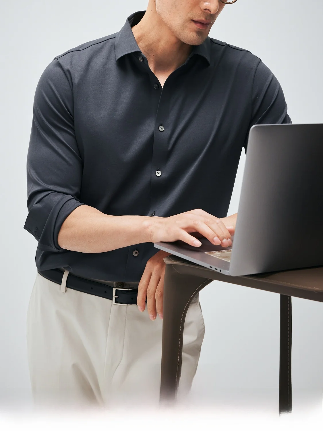 ビジネスカジュアル面接で失敗しない服装は？高弾性長袖シャツが解決する3つの理由