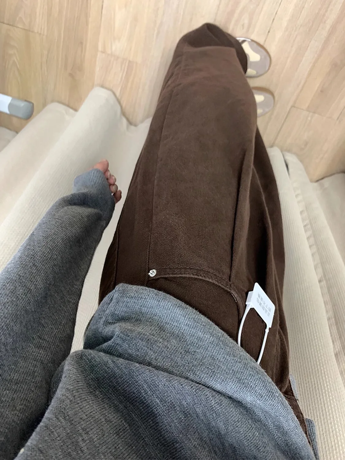 深茶色プリーツデニムパンツの着こなし：高腰・ゆったりシルエットが実用性を支える