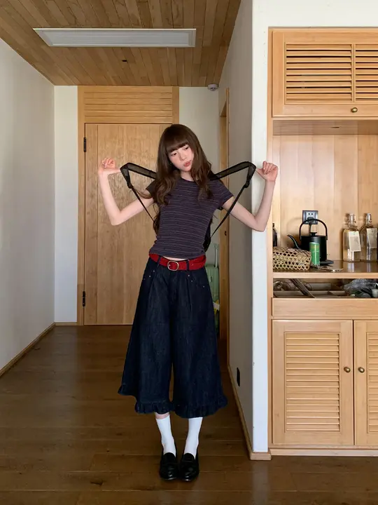 デザイン性のあるリベット付きフリルデニムパンツ【レディース・夏用・高腰・ストレート・ワイドレッグ】（セットアップ対応）