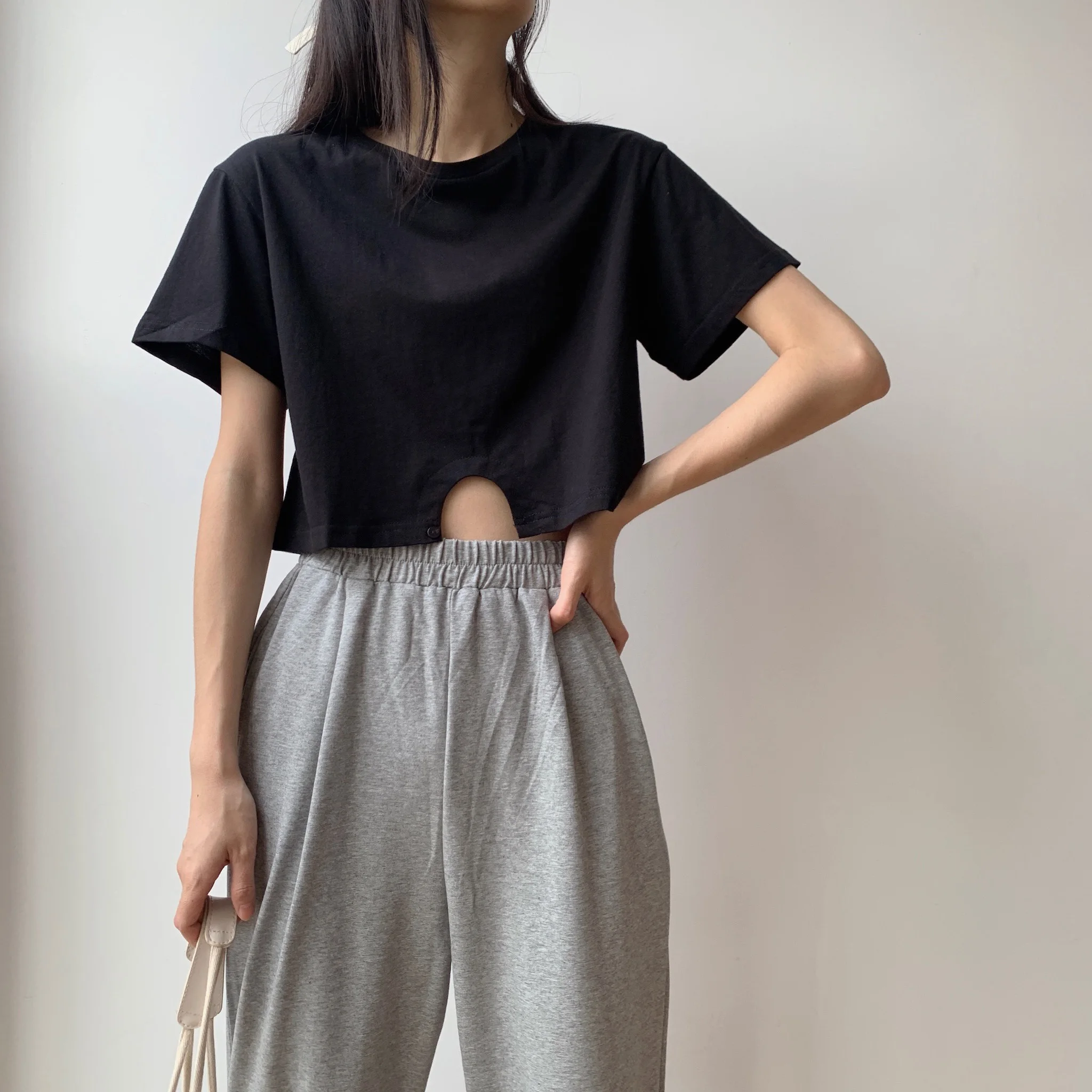 デザイン性の高い女性用ショートTシャツ：丸首・タイトフィット・ハイウエストブラックの実用性と使い分け