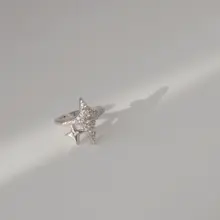 繊細なジルコニア四つ尖った星のイヤーカフ【ユニークデザイン・ファッション・個性的・万能】
