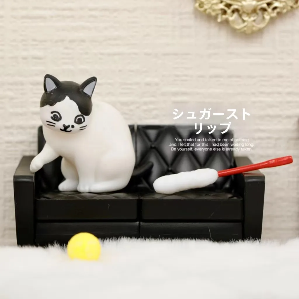 黒と白の猫が家にいる意味は？リアルな暮らしに溶け込む、猫フィギュアの選び方
