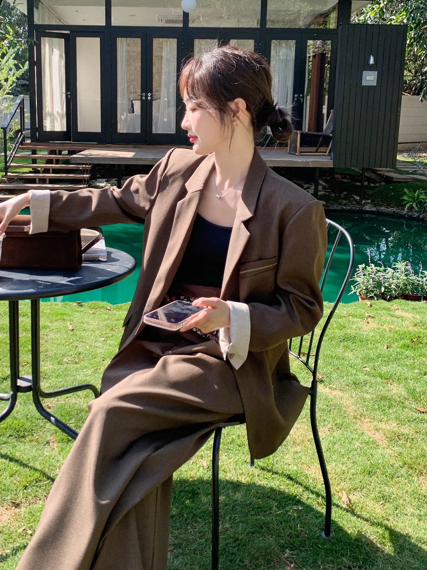 50代ブランド服の選択肢としての復古風スーツジャケッ  トとパンツセット